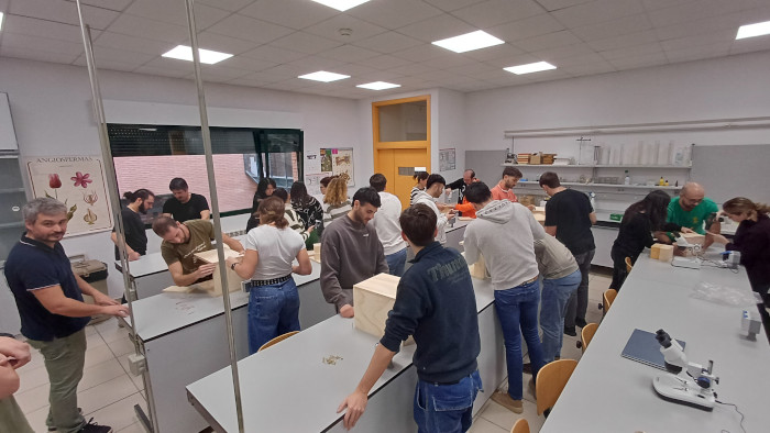 Otra de las actividades programadas dentro de las jornadas fue la construcción de cajas nido para cernícalos vulgares.