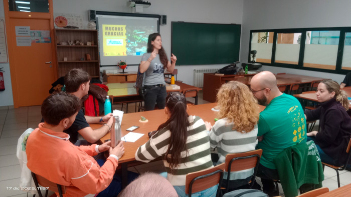 Miriam Báscones, de GREFA, durante una de las actividades programadas en las jornadas.