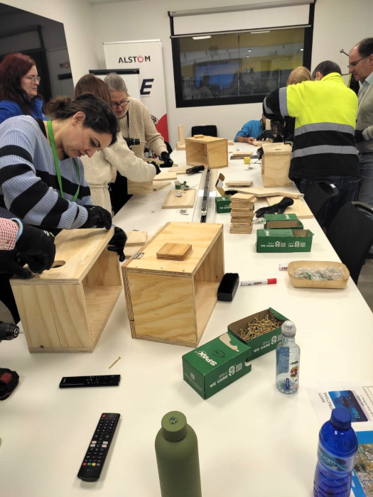 Trabajadores de Alstom construyen cajas nido para cernícalo primilla durante la primera jornada de colaboración con GREFA.