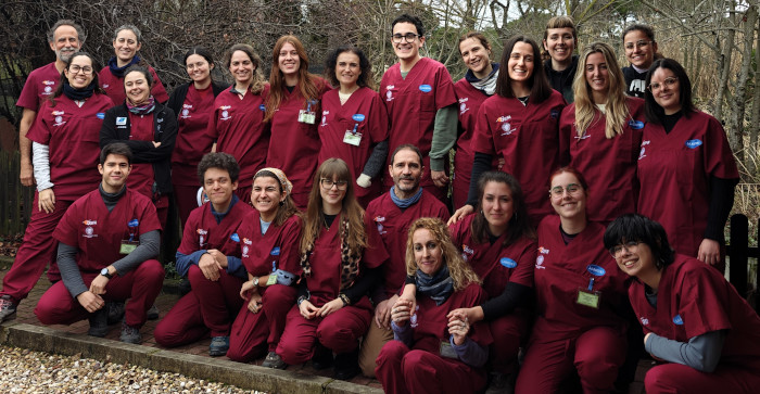 Foto de grupo de los alumnos y profesores del curso con los pijamas adquiridos gracias a LaBouvet.