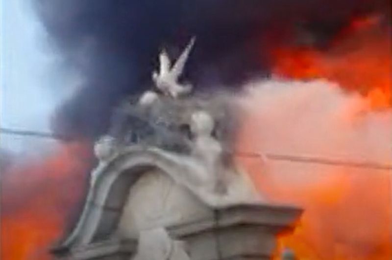 Momento del incendio en el ayuntamiento de Brunete que afectó a su nido de cigüeñas. Foto: fotograma de TVE a partir de vídeo de Víctor Paniagua