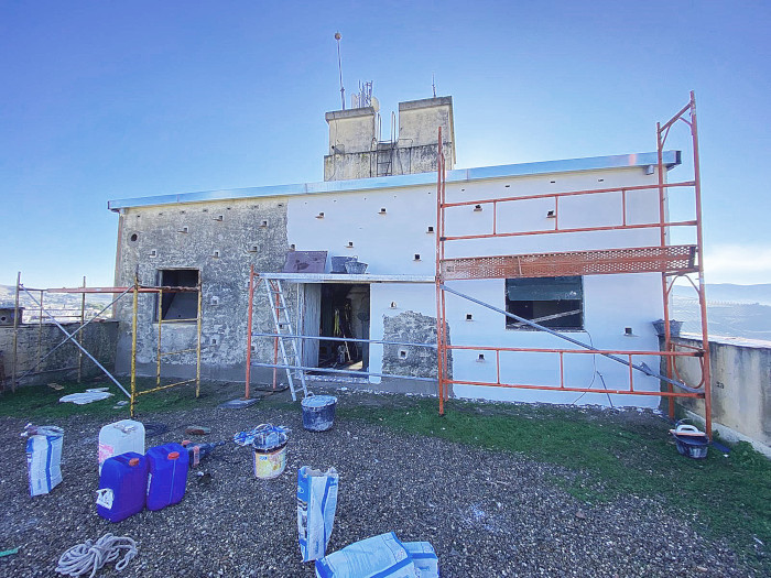 Obras en el silo de Baena (Córdoba) que beneficiarán al cernícalo primilla. Foto: Curro Ordóñez.