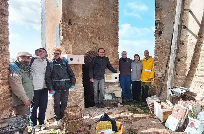 Voluntarios una vez finalizado el trabajo de renovación de las cajas nido en la iglesia ecijana de Santa María. Foto: Luís Jiménez.