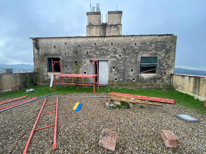 De arriba abajo, el castillete que alberga la sala de "hacking", antes de iniciarse las obras de mantenimiento, acometidas por el ayuntamiento de Baena, y una vez finalizadas las obras. Foto: José María Ayala.