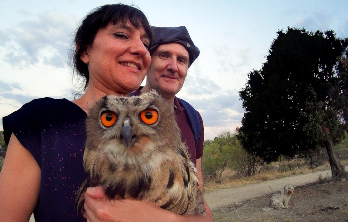 Eva Amaral sostiene a un búho real, en compañía de Juan Aguirre, instantes antes de liberar a este animal recuperado por GREFA en 2019.