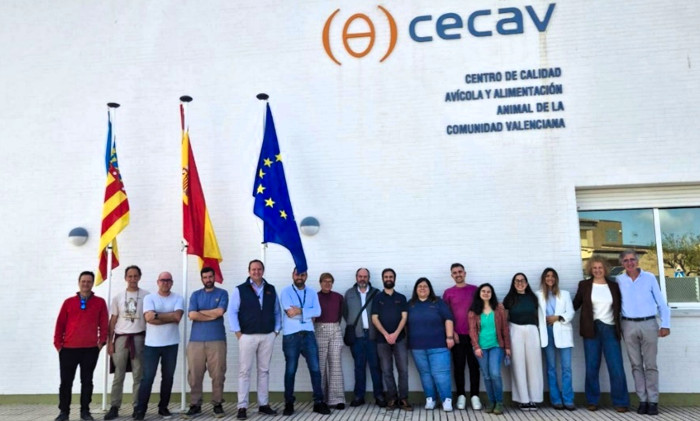 Asistentes a la reunión en las instalaciones del Centro de Calidad Avícola y Alimentación Animal de la Comunidad Valenciana (CECAV) en el marco del proyecto WILDBIOPHAGE.