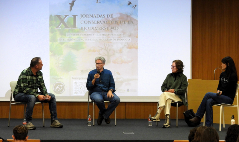Fernando Blanca, de GREFA, a la izquierda, modera una mesa redonda durante las jornadas.