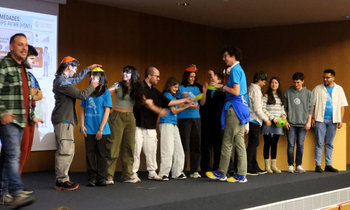 Participantes en una divertida dinámica para explicar el Efecto Dilución y el papel protector de la biodiversidad.