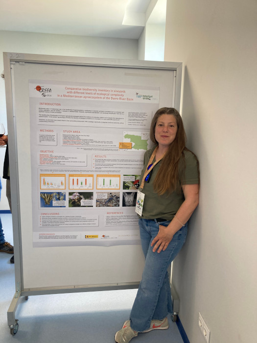 Lorena Hernández junto a su póster sobre biodiversidad en viñedos.