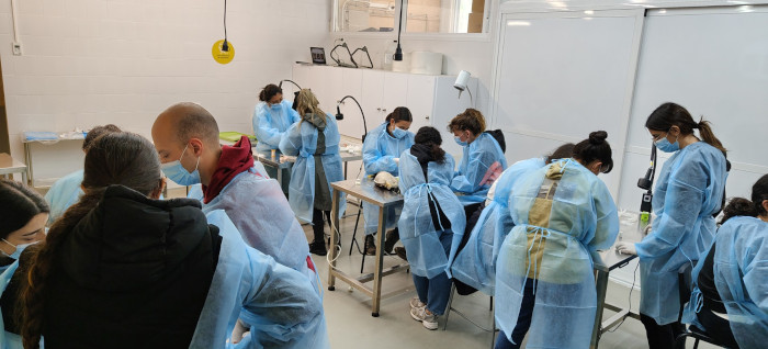 Los alumnos del máster recibieron formación&nbsp;práctica en primeros auxilios de fauna salvaje en el departamento de necropsias de GREFA.
