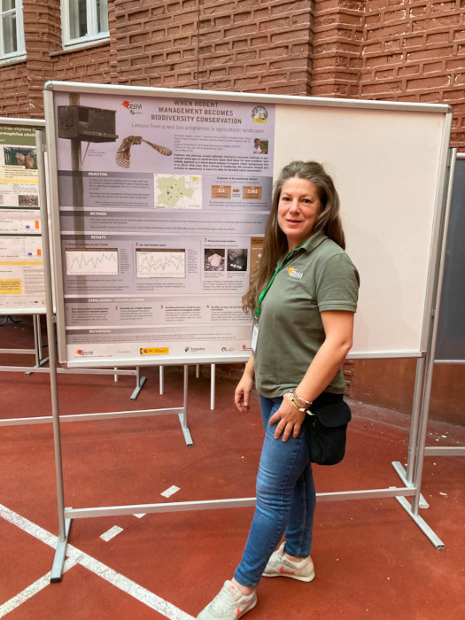 Lorena Hernández Garavís junto al póster «When rodent management becomes biodiversity conservation. Lessons from a nest box programme in agricultural landscapes».