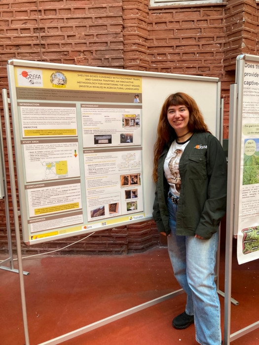 Paula González Simón  junto al póster «Shelter-boxes combined with footprint traps and camera trapping: an innovative methodology for monitoring the least weasel (Mustela nivalis) in agricultural landscapes».
