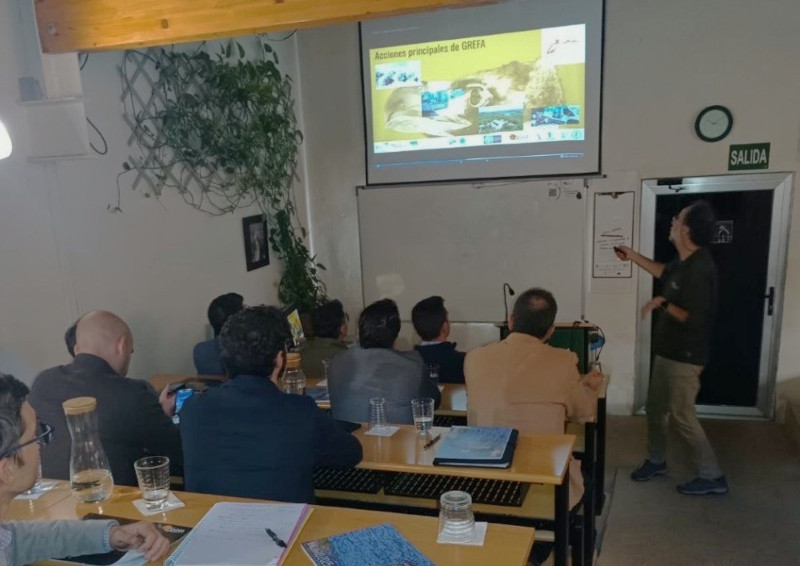 Fernando González, director del Hospital de Fauna Salvaje, explica la labor de GREFA a los alumnos del máster.