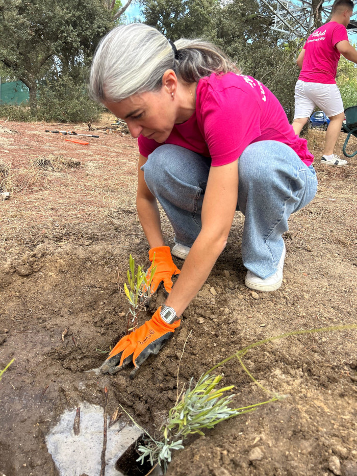 Una empleada de Nutreco, plantando especies autóctonas.