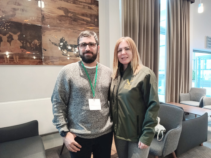 Enrique Murciano, coordinador del Proyecto Pigargo de GREFA, y Zoe Smith, de la Roy Dennis Wildlife Foundation.